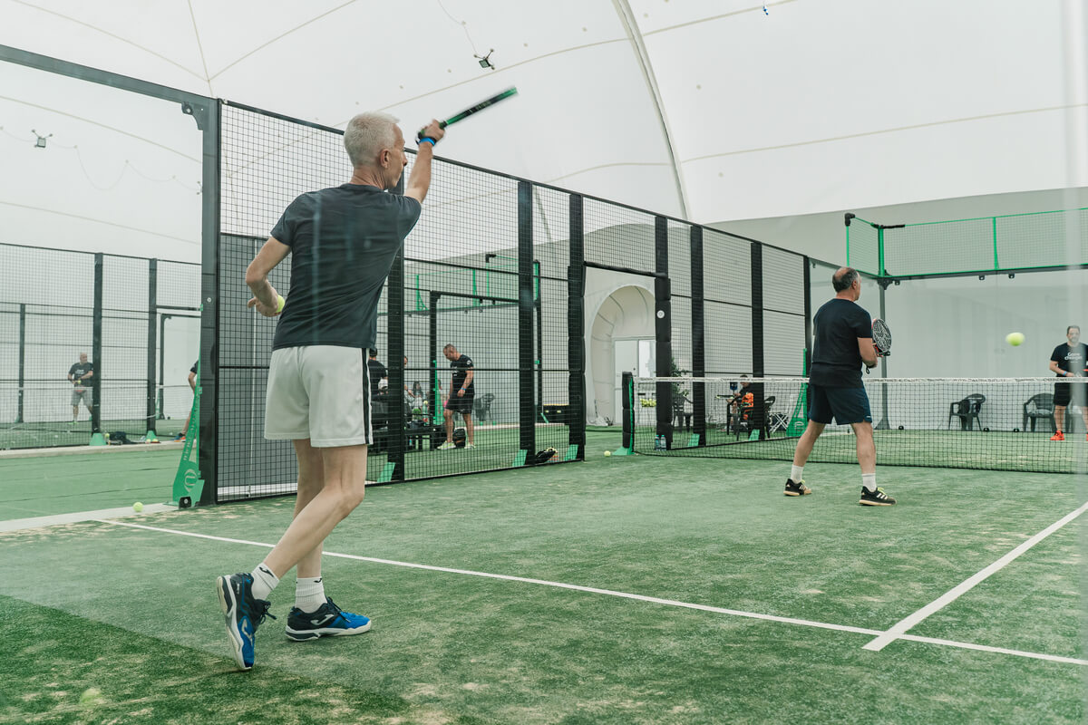 persone che giocano a padel