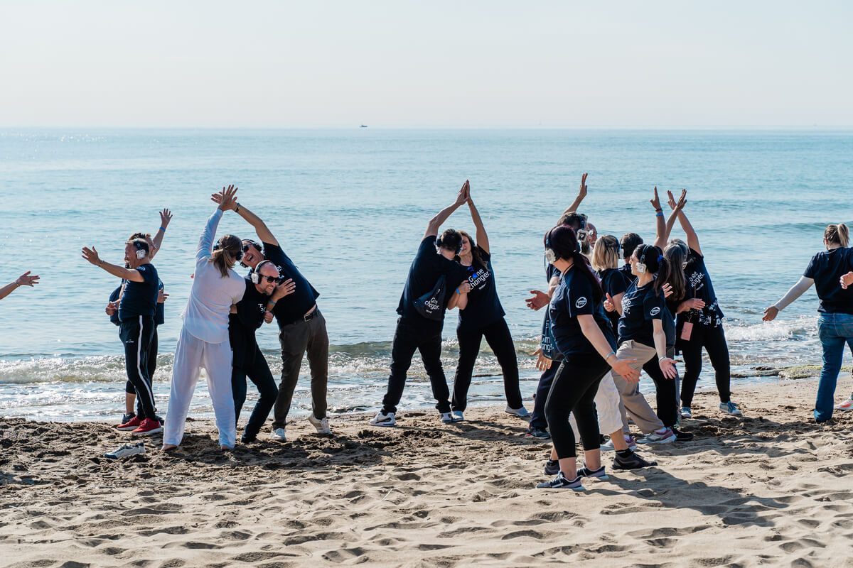 persone sulla spiaggia che fanno fitness