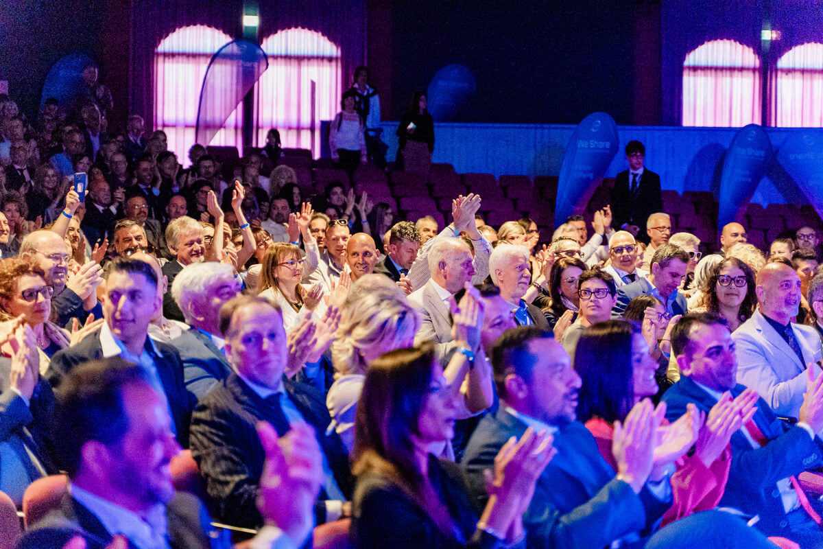 persone che applaudono durante la convention