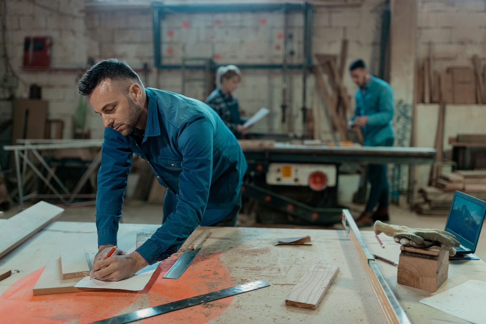 Persona che disegna in fabbrica