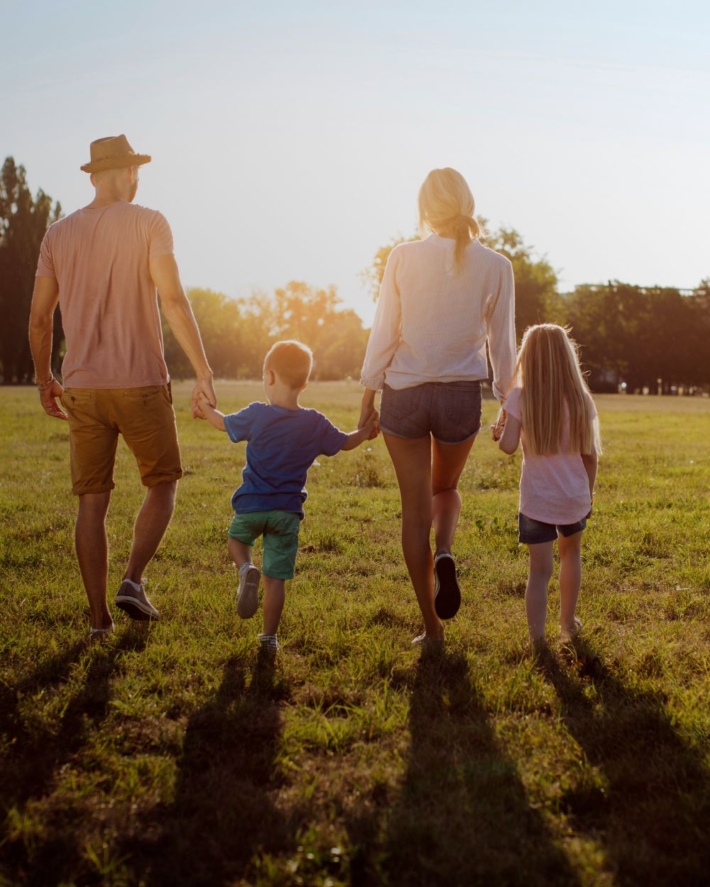 Famiglia mentre passeggia