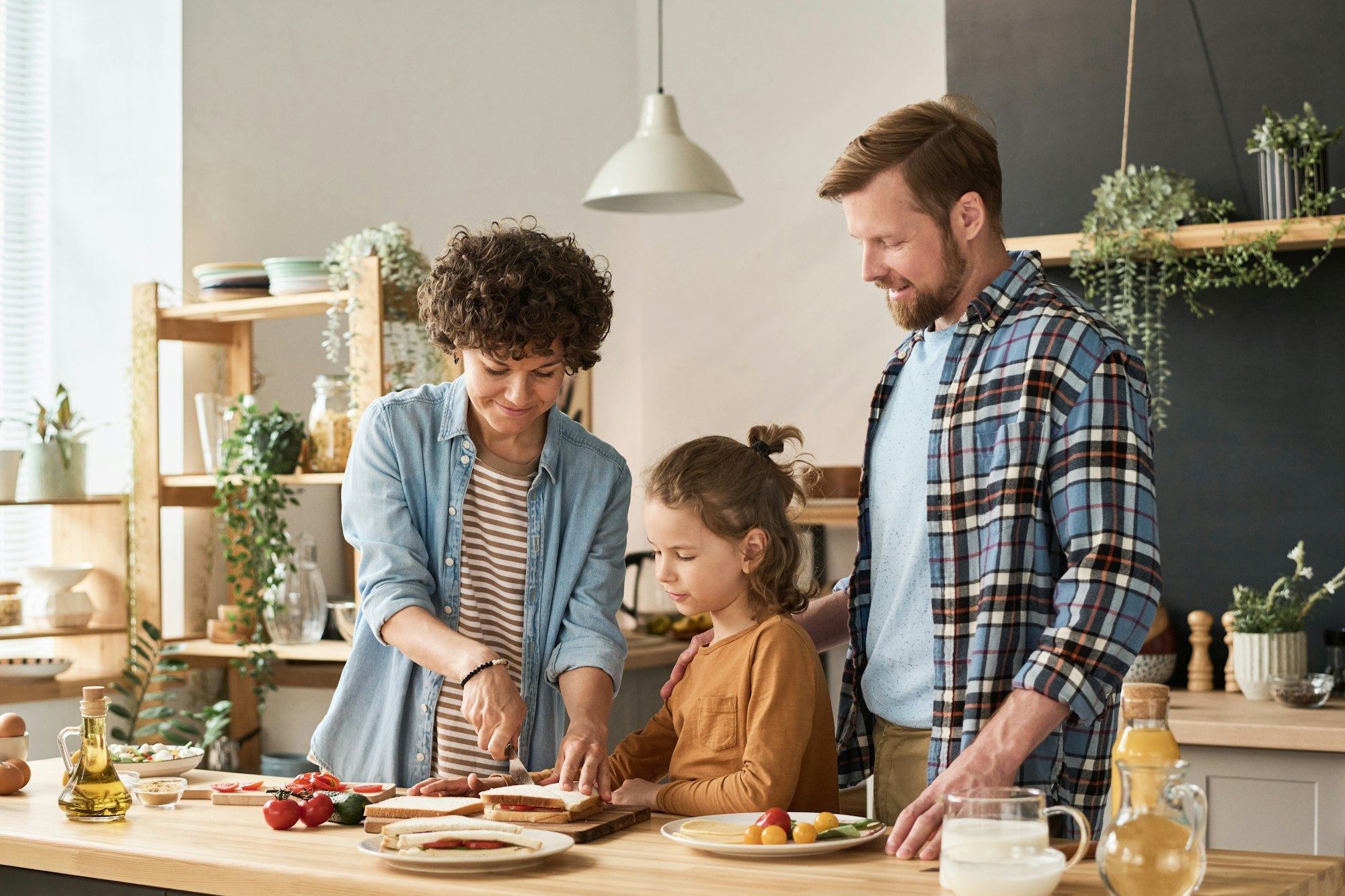 Famiglia che prepara un panino