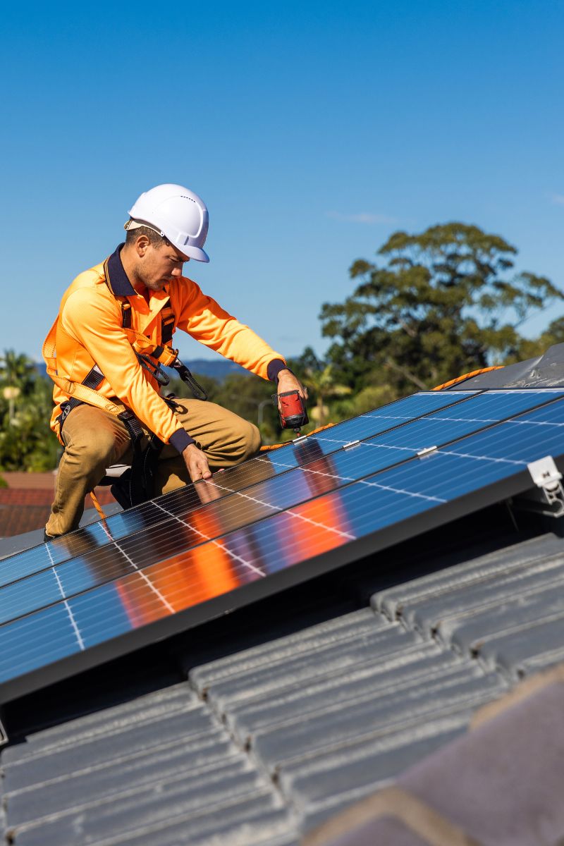 tecnico sul tetto con impianto fotovoltaico