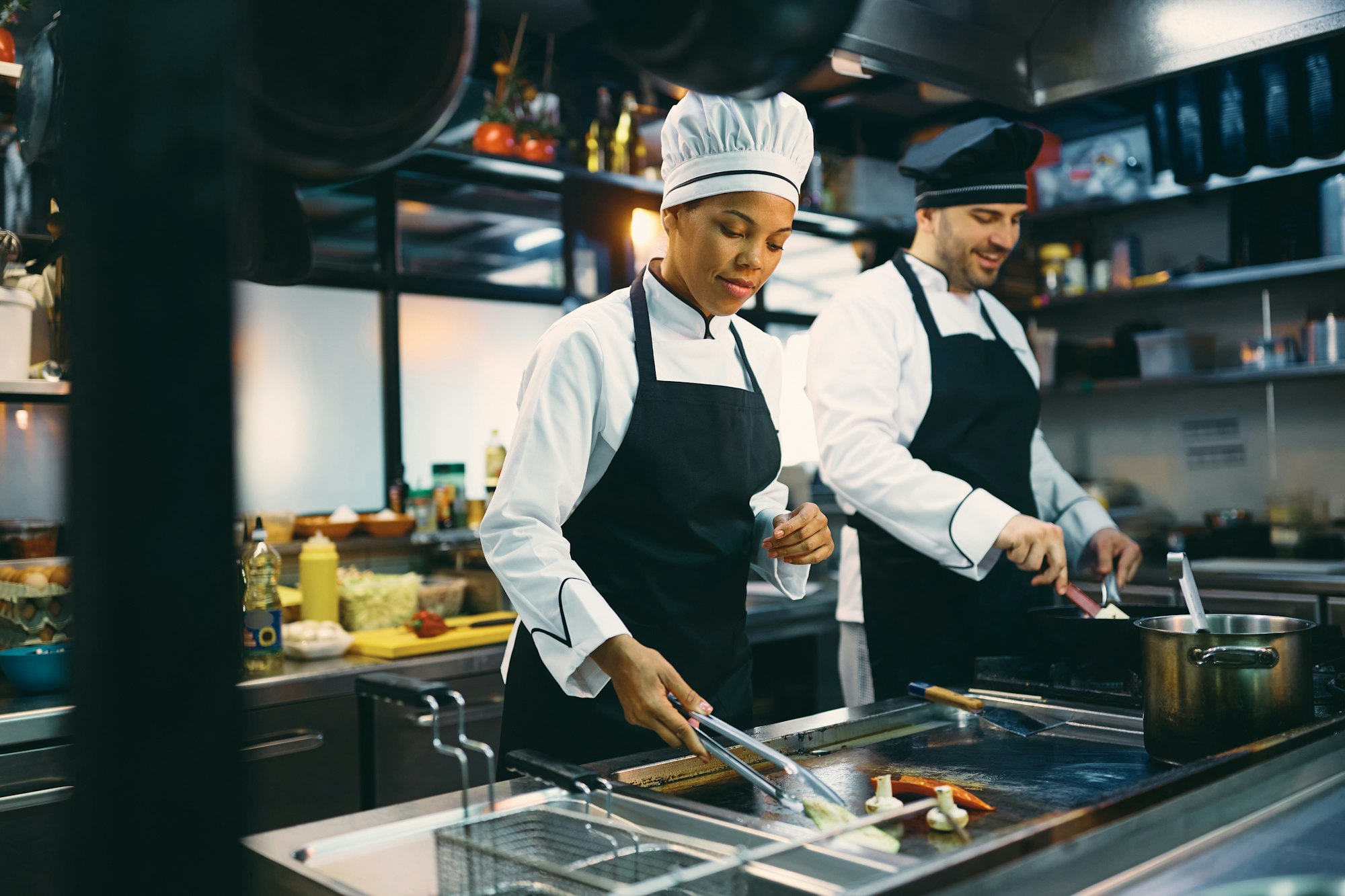 Due chef che cucinano nel ristorante
